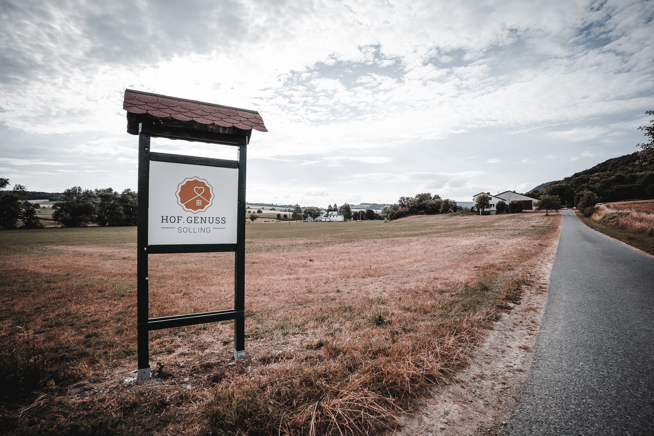 Hof der Hof.Genuss Solling GbR in Dassel — Scheune mit Hofschild