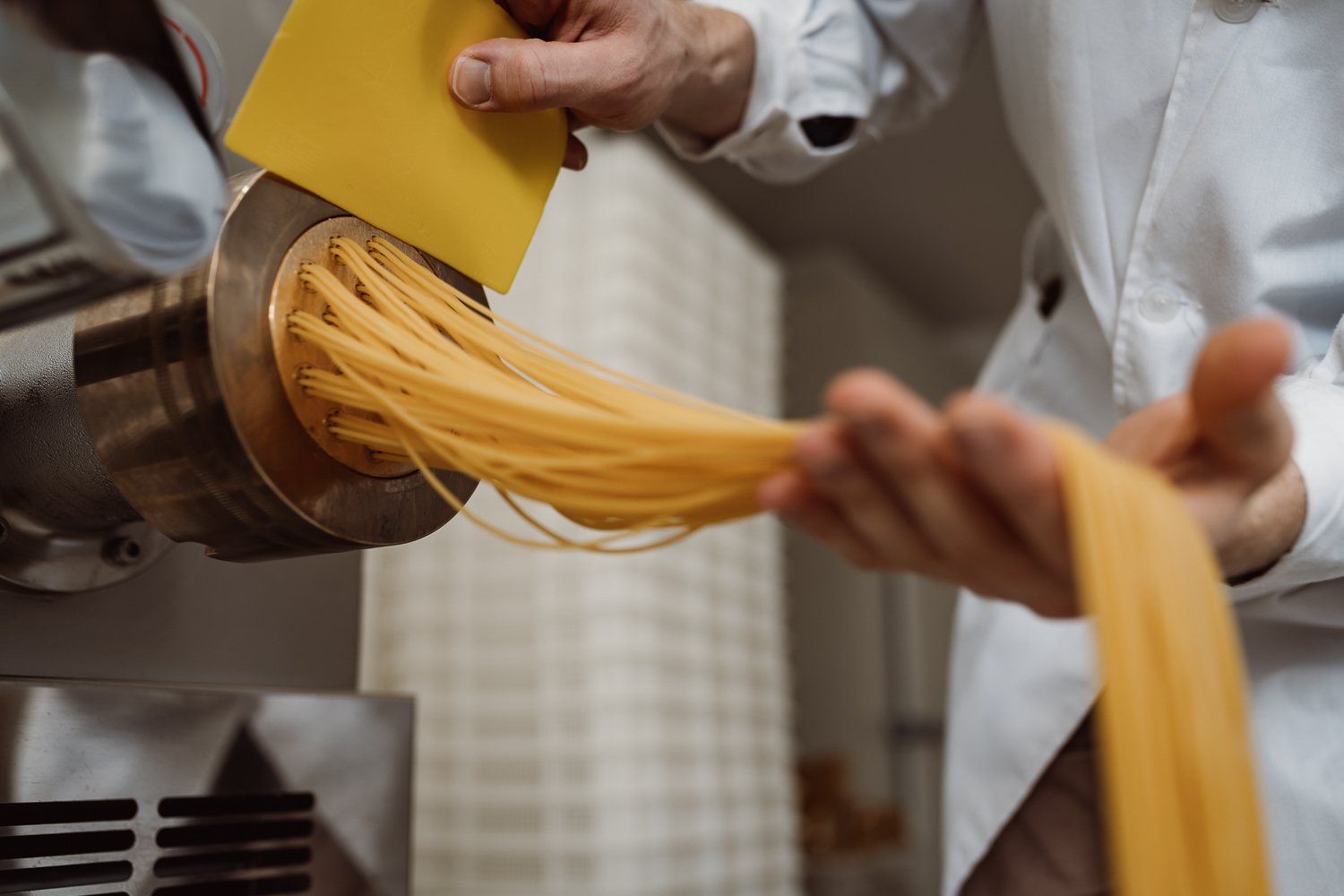 Spaghetti-Produktion — frisch gepresst