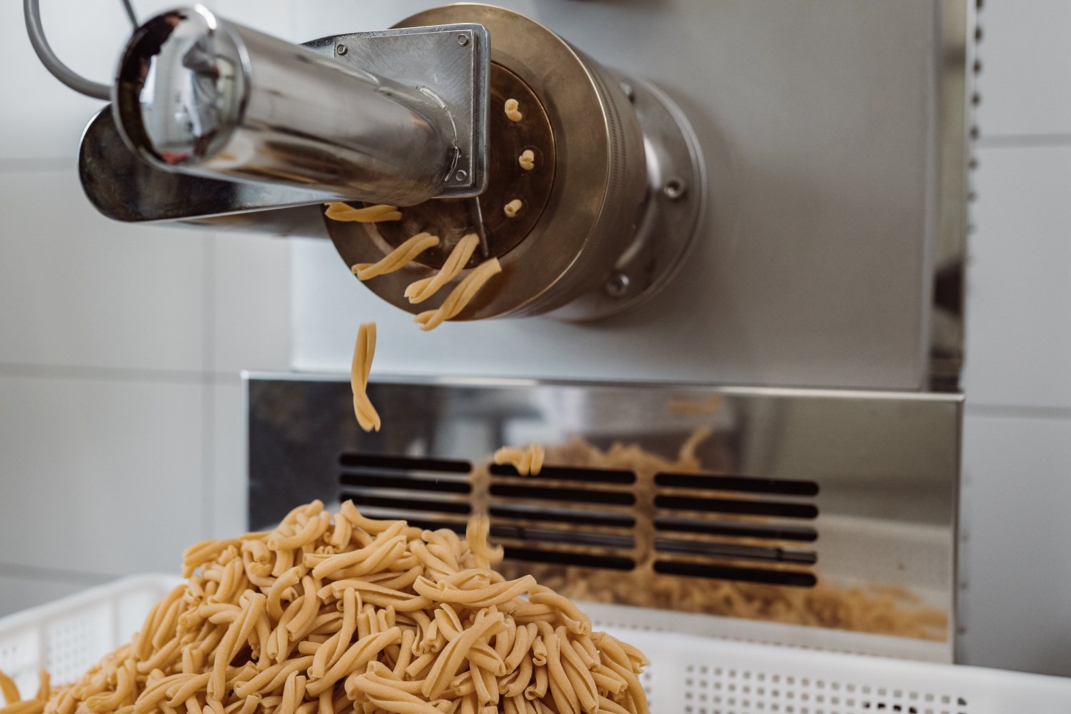 Frische Nudeln aus der Nudelmaschine